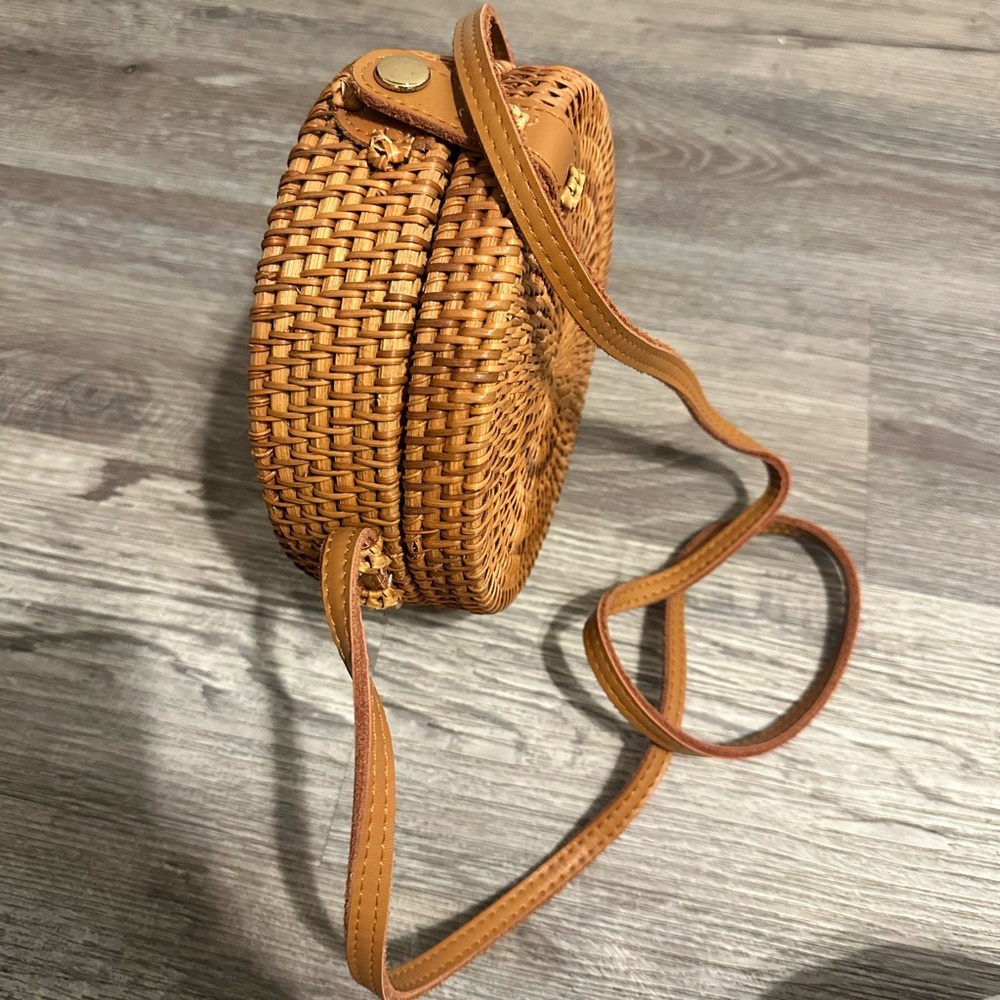 Round Woven  Crossbody Bag - Picture 4 of 6